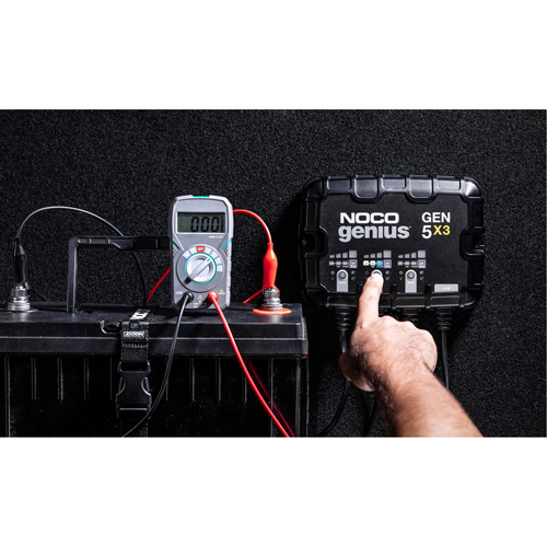 Chargeur de batterie embarqu&eacute; &agrave; 3 sorties de 15 amp&egrave;res Gen5X3 Genius Equipment World