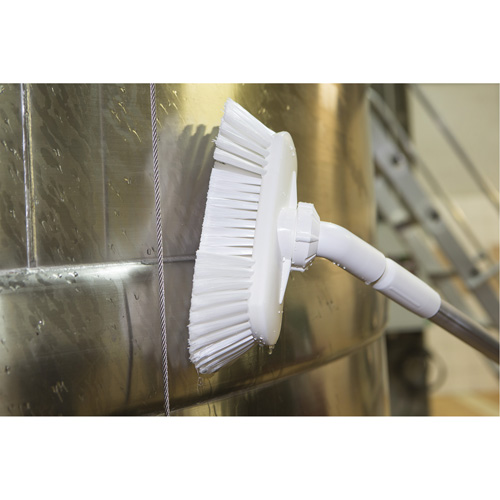 Brosse de lavage aliment&eacute;e en eau et &agrave; angle r&eacute;glable, Soies Doux, Longueur de 9-1/4", Vert Equipment World