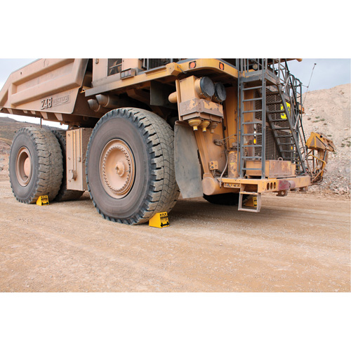 Cale de roue ultra-robuste pour l'exploitation mini&egrave;re Checkers Safety, PEHD, Jaune, 14-1/2" la x 17-1/2" p x 16" h Equipment World