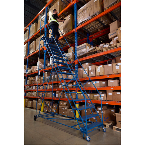 Escabeau roulant certifi&eacute; CSA avec marche verrouillable, 16 marches, Largeur de la marche 30", Hauteur de la plateforme 144", Acier Equipment World