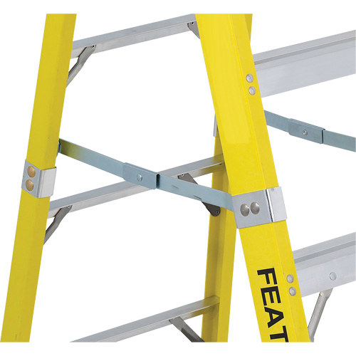 Industrial Heavy-Duty Stepladders (6400 Series), 4', Fibreglass, 300 lbs. Capacity, Type 1A Equipment World