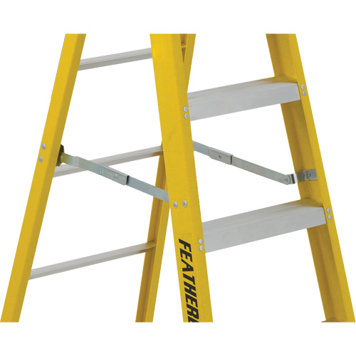 Industrial Heavy-Duty Stepladders (6900 Series), 4', Fibreglass, 300 lbs. Capacity, Type 1A Equipment World