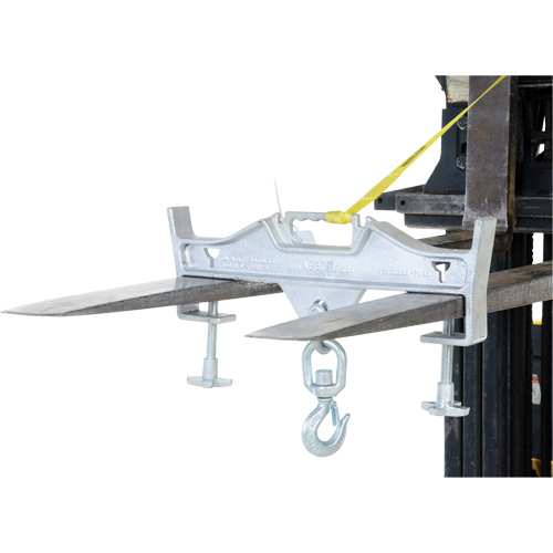 Crochet de levage &agrave; pivot double, Ouverture des fourches 7-1/4" x  2-1/2" Equipment World