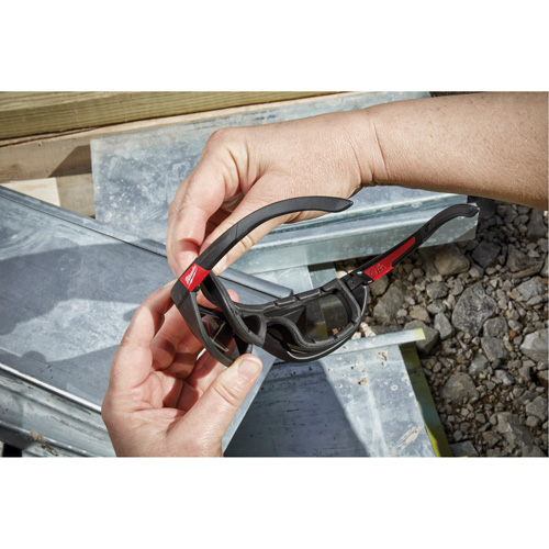 Lunettes de s&eacute;curit&eacute; performantes avec joint, Lentille Noir, Polaris&eacute;, R&eacute;pond ou surpasse la norme CSA Z94.3 Equipment World