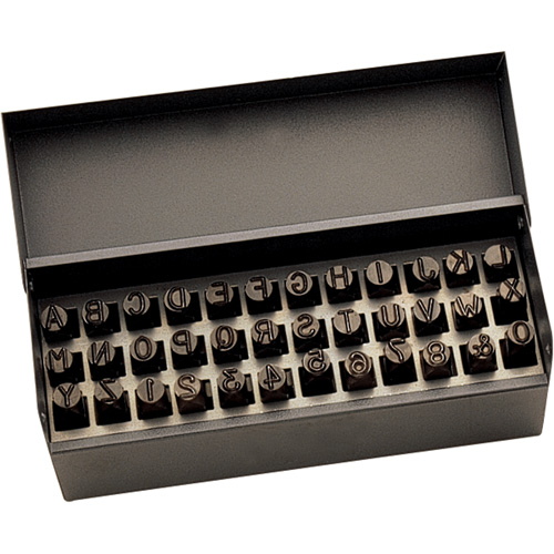 Jeu de lettres et num&eacute;ros pour estampage &agrave; la main, 36 morcea Equipment World