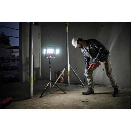 Lampe de travail &agrave; DEL professionnelle &agrave; panneaux pliants lumens sans fil 18V sur tr&eacute;pied, DEL, 3600 lumens Equipment World