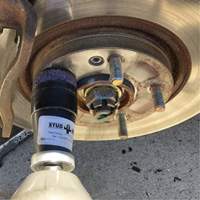 Outil de nettoyage pour moyeux, goujons et roues &agrave; entraînement par chocs STUD KLEEN Equipment World