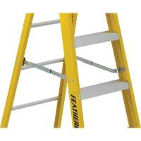 Industrial Heavy-Duty Stepladders (6900 Series), 4', Fibreglass, 300 lbs. Capacity, Type 1A Equipment World