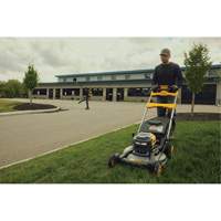 Trousse tondeuse &agrave; gazon autopropuls&eacute;e sans balais sans fil avec roues motrices arri&egrave;res 60 V MAX*, Pouss&eacute;e automatique, &agrave; pile, Largeur de coupe 21" Equipment World