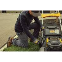 Trousse tondeuse &agrave; gazon autopropuls&eacute;e sans balais sans fil avec roues motrices arri&egrave;res 60 V MAX*, Pouss&eacute;e automatique, &agrave; pile, Largeur de coupe 21" Equipment World