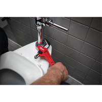 Cl&eacute; &agrave; tuyau hexagonale coud&eacute;e en acier, Cap des m&acirc;choires 2-5/8", Longueur 10-1/2", Fini Rev&ecirc;tement en poudre, Prise Ergonomique Equipment World