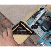 &eacute;querre de finition grav&eacute;e au laser Johnny Square&reg; de 4,5 po Equipment World