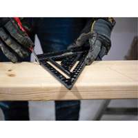 &eacute;querre de charpentier MACH-1 Smart Mark Johnny Square&reg; de 7-1/4 po avec fiole de niveau Equipment World