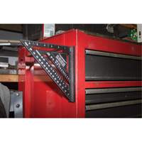 &eacute;querre de charpentier magn&eacute;tique grav&eacute;e au laser Johnny Square&reg; de 7 po Equipment World